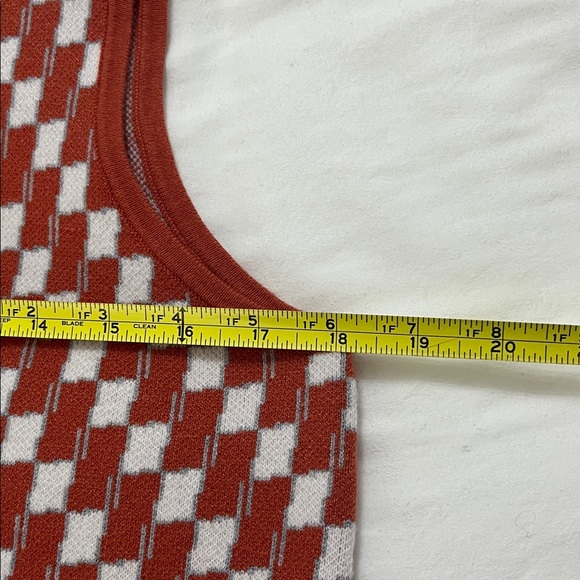Rust and White Checkered Sleeveless Knit top - Picture 7 of 7
